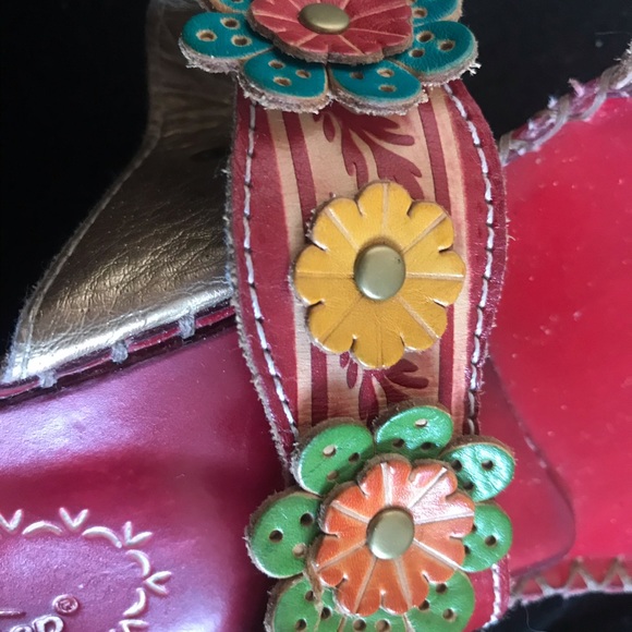 Beautiful Spring Step floral sandals - Picture 5 of 11